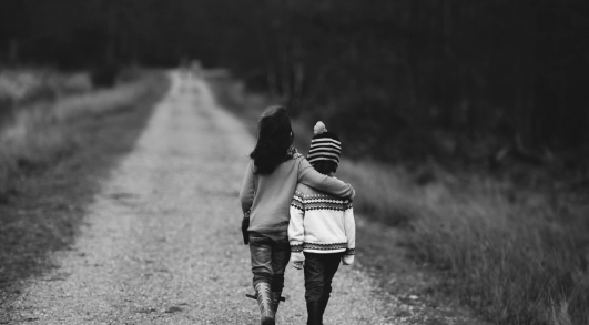 Foto Te fijas mientras tu hijo o hija camina…